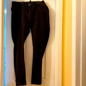 Black denim jeans with details on front and back pockets.